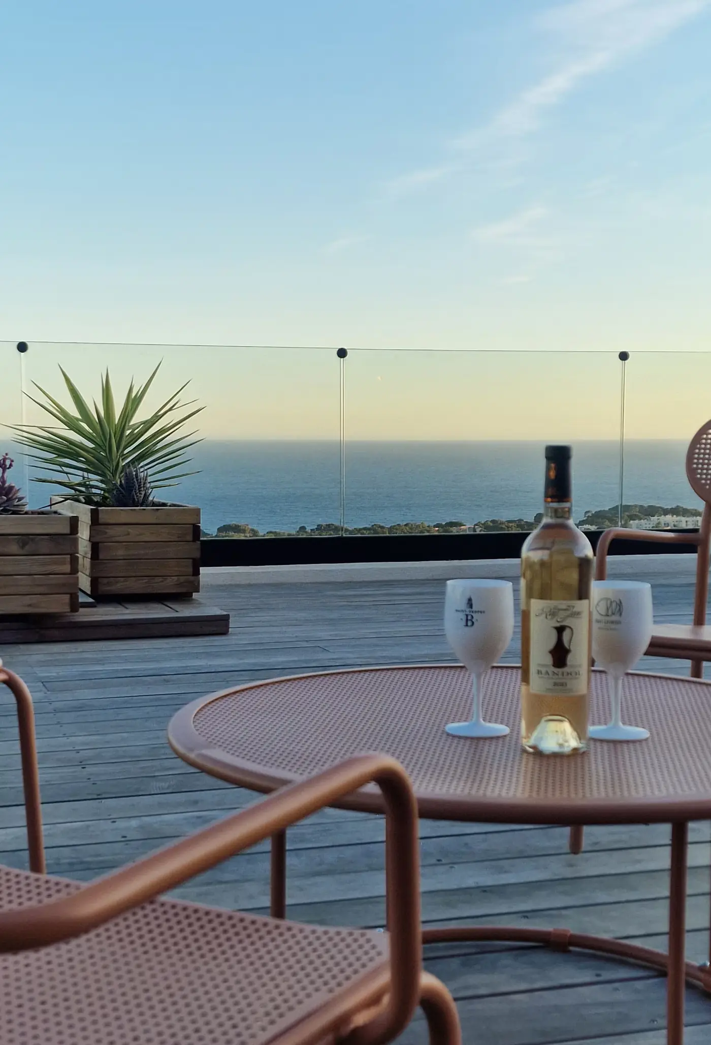 Apéro, rosé de Bandol au soleil couchant